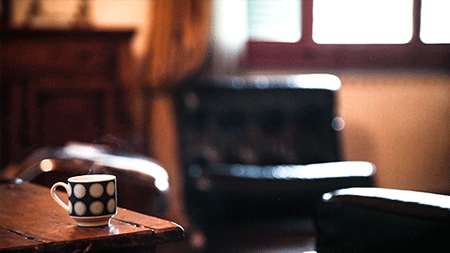 animazione cinemagraph interno di abitazione con tazza di caffè fumante