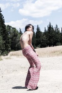 Fotografia fashion modella nella natura con pantaloni vintage