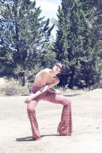 Fotografia fashion modella nella natura con pantaloni vintage